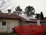 Impianto fotovoltaico sul tetto di un garage - vista dalla strada